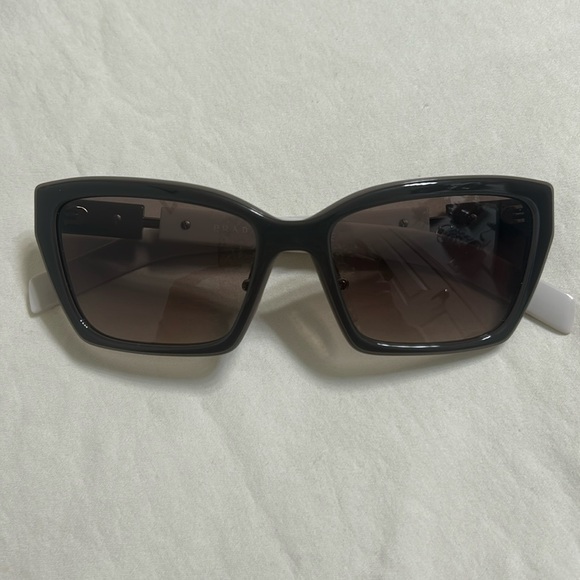 BNWT PRADA SUNGLASSES - Picture 1 of 10